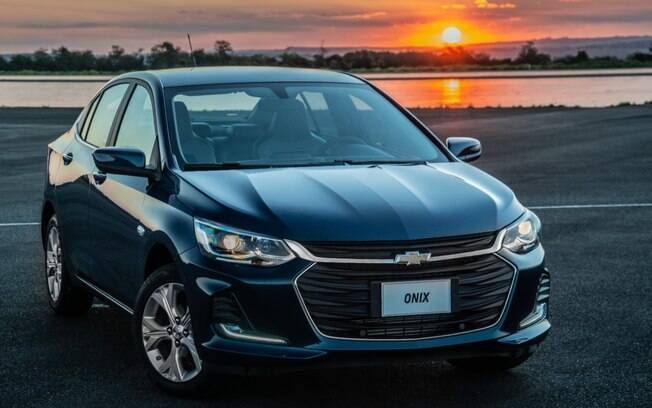 Chevrolet Onix Plus azul escuro ao entardecer